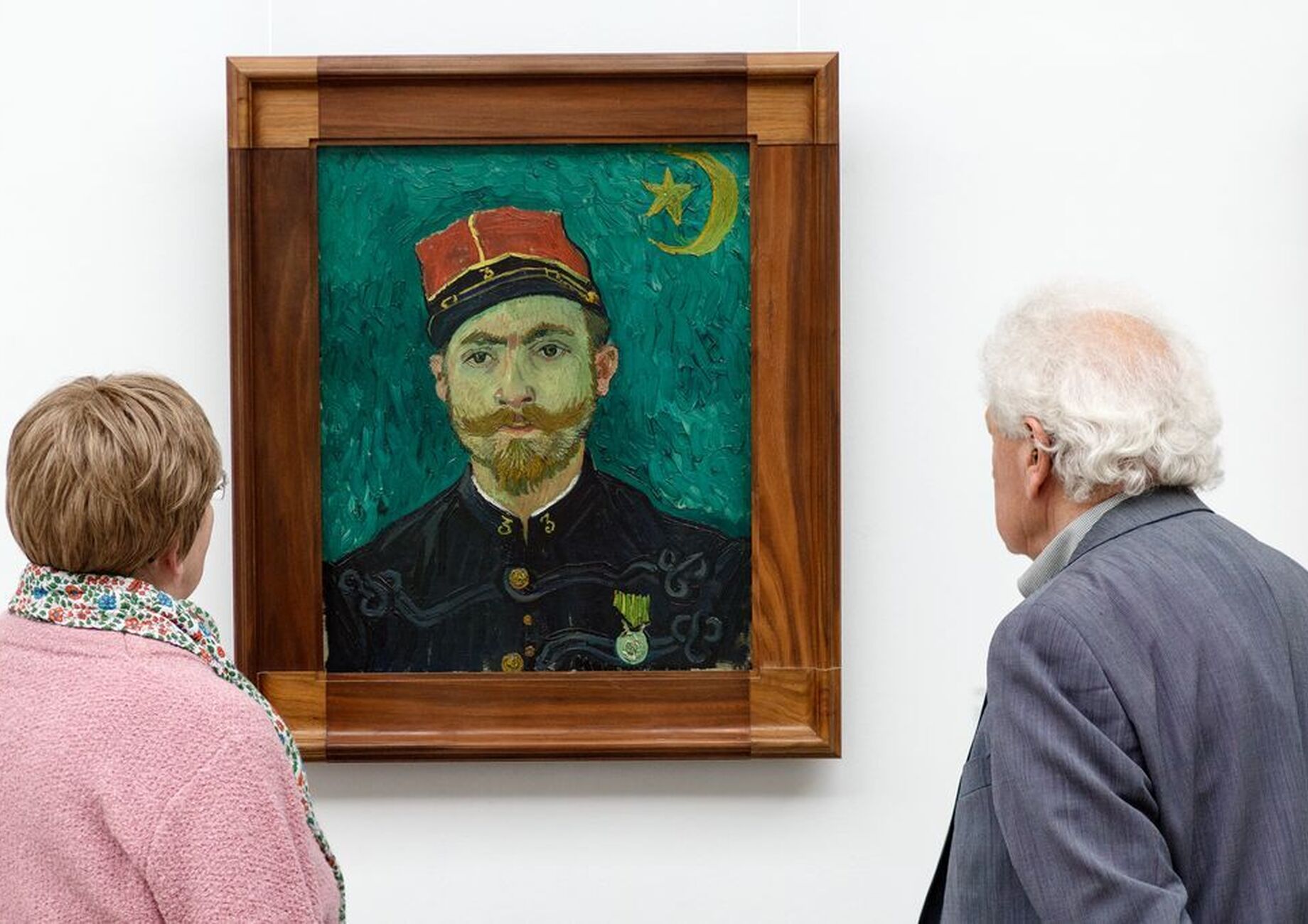 Medium Bezoekers in de Van Gogh Galerij Visitors in the Van Gogh Gallery photo Wieneke Hofland 1